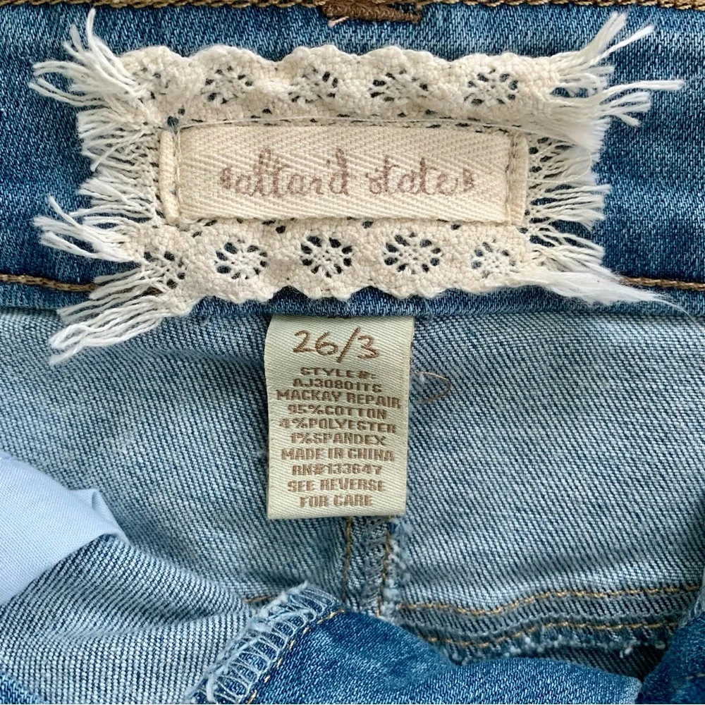 ALTAR’D STATE Ladies Distressed Denim Shorts Cut-Offs Pockets Frayed Hem 26/3‎